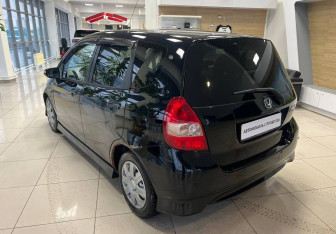 Подержанный автомобиль Honda Jazz 2008 года (7 фото)