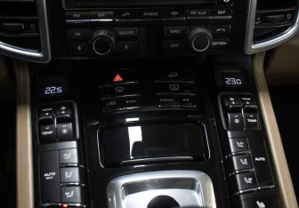 Подержанный автомобиль Porsche Cayenne 2013 года (22 фото)