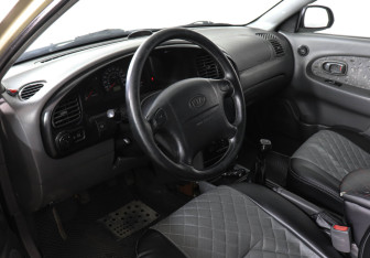 Подержанный автомобиль Kia Spectra Sedan 2008 года (5 фото)