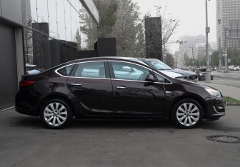 Подержанный автомобиль Opel Astra Sedan 2013 года (8 фото)