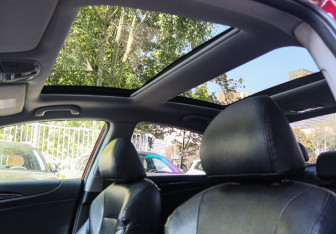 Подержанный автомобиль Hyundai Sonata 2011 года (13 фото)