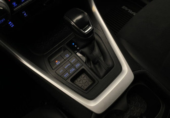 Подержанный автомобиль Toyota RAV4 2021 года (18 фото)