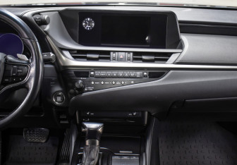 Подержанный автомобиль Lexus ES 2018 года (13 фото)
