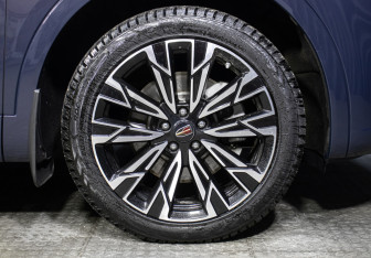 Подержанный автомобиль Hongqi HS5 2023 года (28 фото)