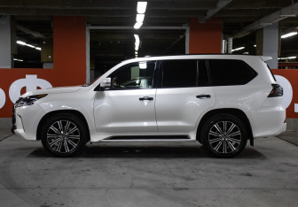 Подержанный автомобиль Lexus LX 2018 года (8 фото)