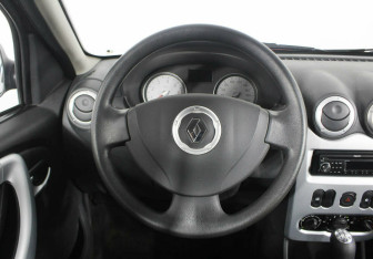 Подержанный автомобиль Renault Sandero 2013 года (7 фото)