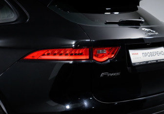 Подержанный автомобиль Jaguar F-Pace 2017 года (16 фото)