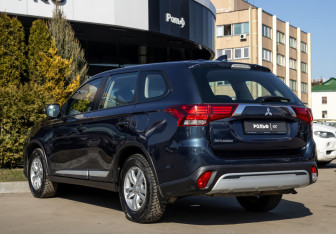 Подержанный автомобиль Mitsubishi Outlander 2021 года (5 фото)