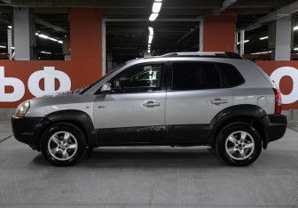 Подержанный автомобиль Hyundai Tucson 2005 года (8 фото)