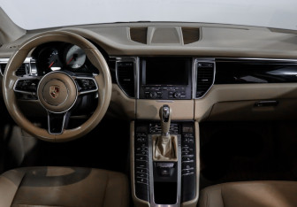 Подержанный автомобиль Porsche Macan 2014 года (12 фото)