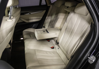 Подержанный автомобиль BMW X6 2015 года (15 фото)