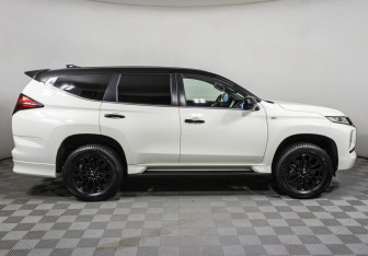 Подержанный автомобиль Mitsubishi Montero Sport 2022 года (4 фото)