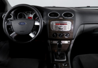 Подержанный автомобиль Ford Focus Hatchback 2008 года (12 фото)