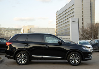 Подержанный автомобиль Mitsubishi Outlander 2020 года (3 фото)