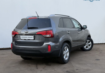 Подержанный автомобиль Kia Sorento 2015 года (5 фото)