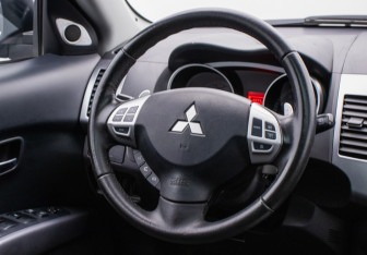 Подержанный автомобиль Mitsubishi Outlander 2008 года (15 фото)