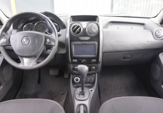 Подержанный автомобиль Renault Duster 2016 года (12 фото)