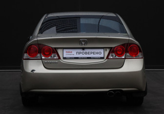 Подержанный автомобиль Honda Civic Sedan 2007 года (6 фото)