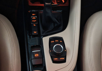 Подержанный автомобиль BMW X1 2015 года (17 фото)