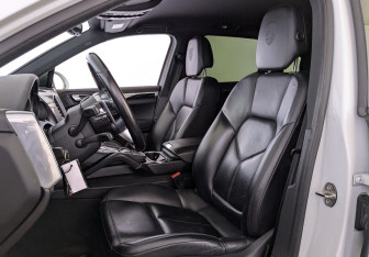 Подержанный автомобиль Porsche Cayenne 2017 года (24 фото)