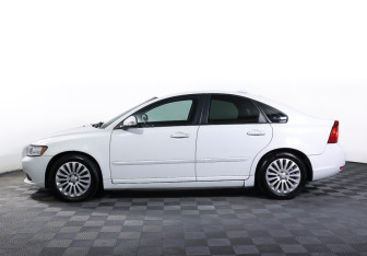 Подержанный автомобиль Volvo S40 2010 года (8 фото)