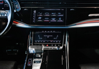 Подержанный автомобиль Audi Q8 2019 года (12 фото)