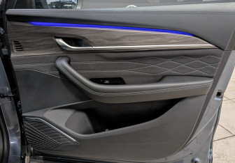 Подержанный автомобиль Geely Monjaro 2025 года (25 фото)