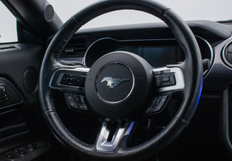 Подержанный автомобиль Ford Mustang Convertible 2019 года (15 фото)