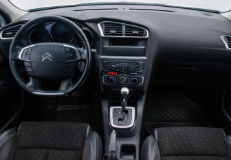 Подержанный автомобиль Citroen C4 Hatchback 2012 года (13 фото)