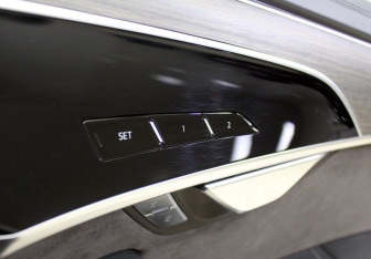 Подержанный автомобиль Audi A8 2018 года (13 фото)