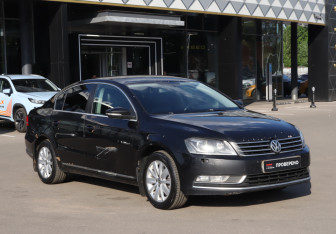 Подержанный автомобиль Volkswagen Passat Sedan 2013 года (3 фото)