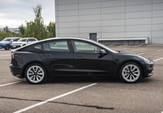 Подержанный автомобиль Tesla Model 3 2022 года (4 фото)