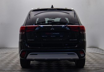 Подержанный автомобиль Mitsubishi Outlander 2019 года (6 фото)