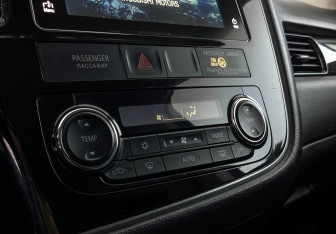 Подержанный автомобиль Mitsubishi Outlander 2017 года (24 фото)
