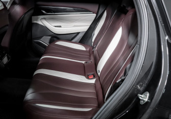 Подержанный автомобиль Geely Monjaro 2023 года (10 фото)