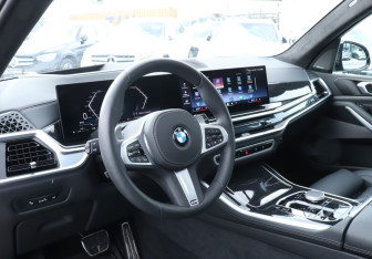 Подержанный автомобиль BMW X5 2025 года (13 фото)