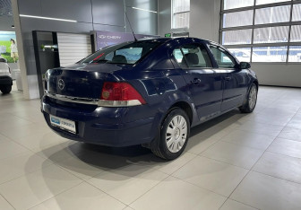 Подержанный автомобиль Opel Astra Sedan 2008 года (4 фото)