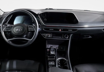 Подержанный автомобиль Hyundai Sonata 2019 года (12 фото)