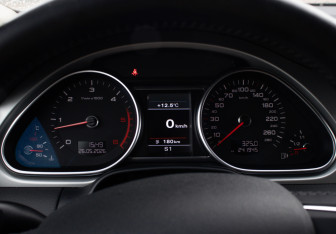 Подержанный автомобиль Audi Q7 2014 года (10 фото)