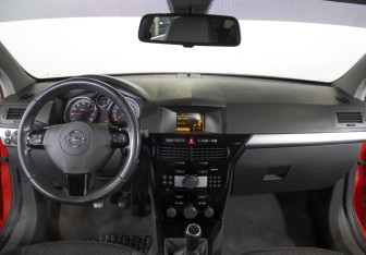 Подержанный автомобиль Opel Astra Hatchback 2008 года (11 фото)