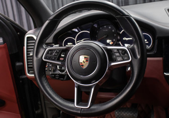 Подержанный автомобиль Porsche Cayenne 2019 года (17 фото)