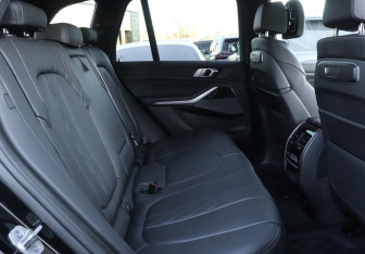 Подержанный автомобиль BMW X5 2025 года (10 фото)
