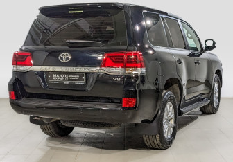 Подержанный автомобиль Toyota Land Cruiser Suv 2015 года (5 фото)