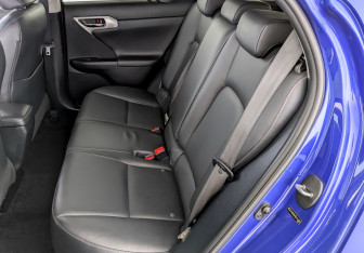 Подержанный автомобиль Lexus CT 2013 года (12 фото)