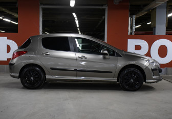Подержанный автомобиль Peugeot 308 Hatchback 2010 года (4 фото)