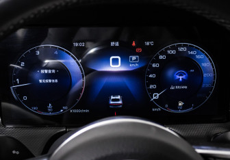 Подержанный автомобиль Hongqi H5 2023 года (10 фото)