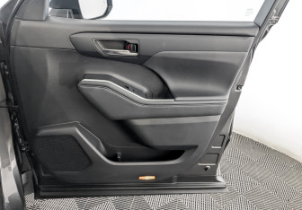 Подержанный автомобиль Toyota Highlander 2021 года (25 фото)