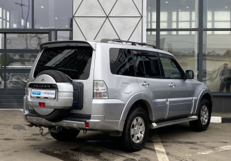 Подержанный автомобиль Mitsubishi Pajero 2011 года (5 фото)