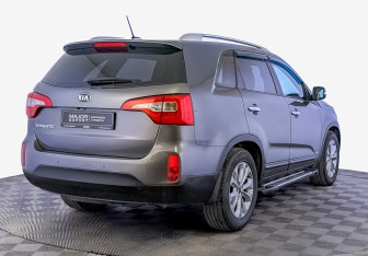 Подержанный автомобиль Kia Sorento 2016 года (5 фото)