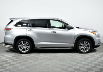 Подержанный автомобиль Toyota Highlander 2015 года (4 фото)